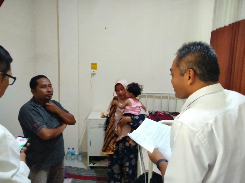 Kadis Kesehatan Lotim saat mengecek kondisi pasien (IDN Times/Ruhaili)