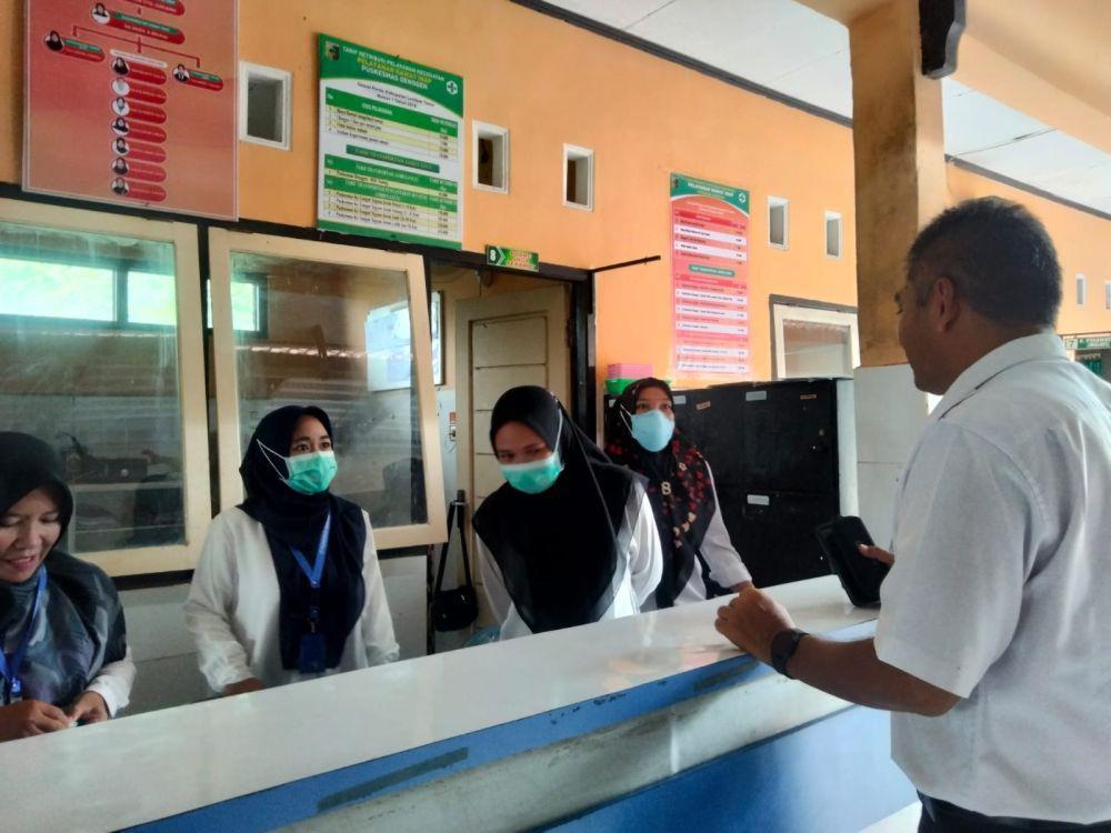 Kadis Kesehatan Lotim saat melakukan sidak di Puskesmas Denggen (IDN Times/Ruhaili)