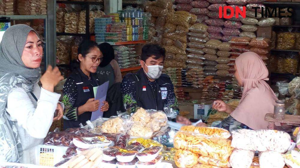 BBPOM Mataram mengecek produk pangan di Pasar Mandalika, Kota Mataram, Kamis (14/3/2024). (IDN Times/Muhammad Nasir)