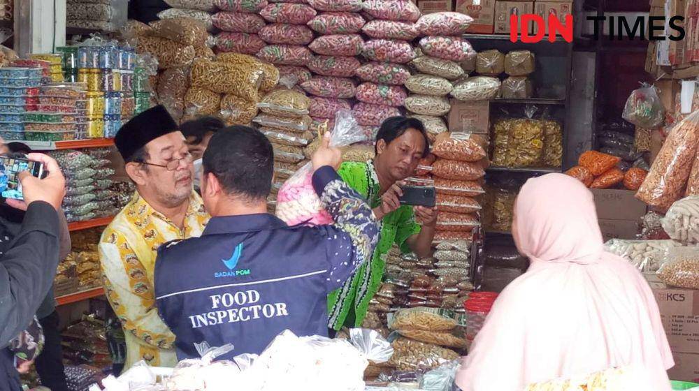 BBPOM Mataram melakukan inspeksi pengawasan produk pangan di Pasar Mandalika Kota Mataram, Kamis (14/3/2024). (IDN Times/Muhammad Nasir)