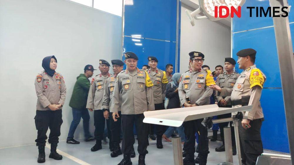 Kabaharkam Polri, Komjen Mohammad Fadil Imran saat meninjau ruang bedah rumah sakit hewan di Mako Korps Sabhara Baharkam Polri, Cimanggis, Depok. (IDNTimes/Dicky)