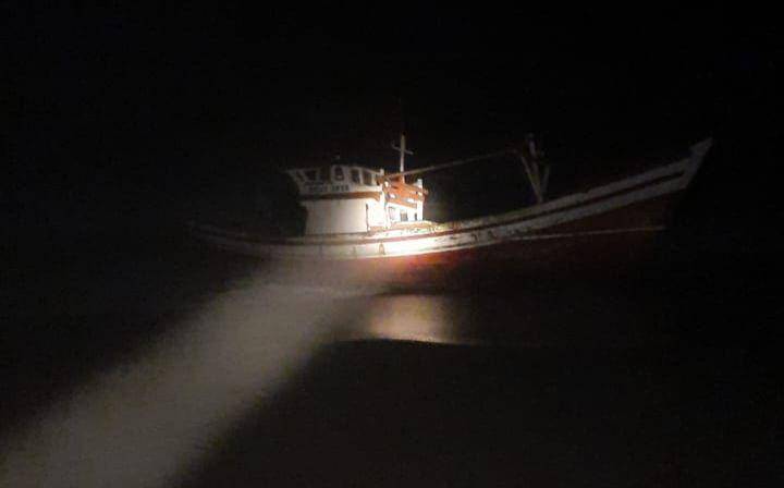 Kapal nelayan asal Banten yang berhasil dievakuasi ke Pantai Glagah.(Dok. Basarnas Yogyakarta)