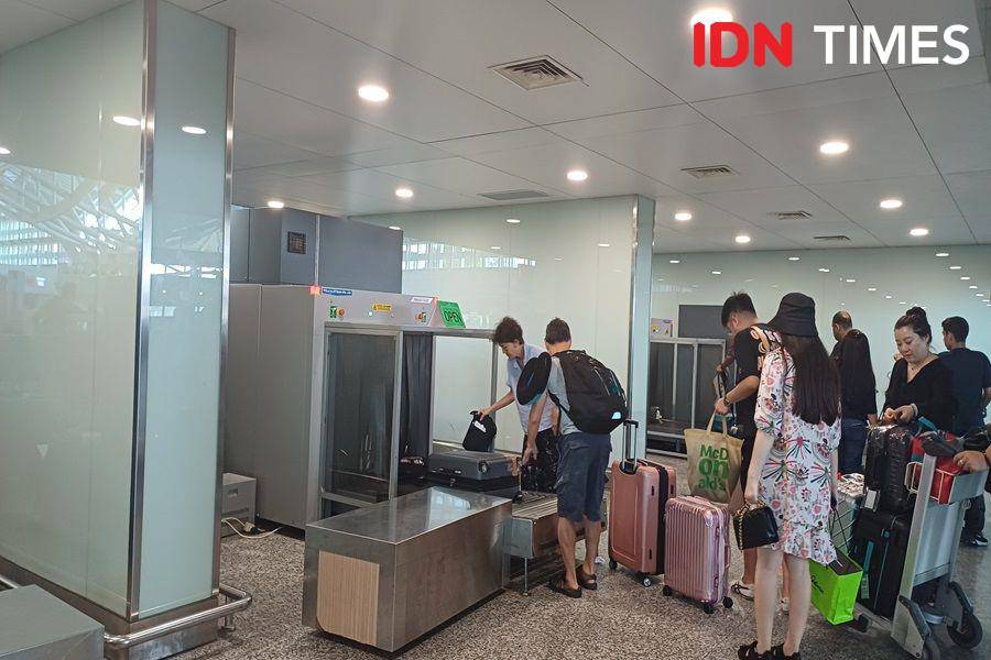 Ilustrasi pemeriksaan barang di bandara (IDN Times/Dhiya Awlia Azzahra)