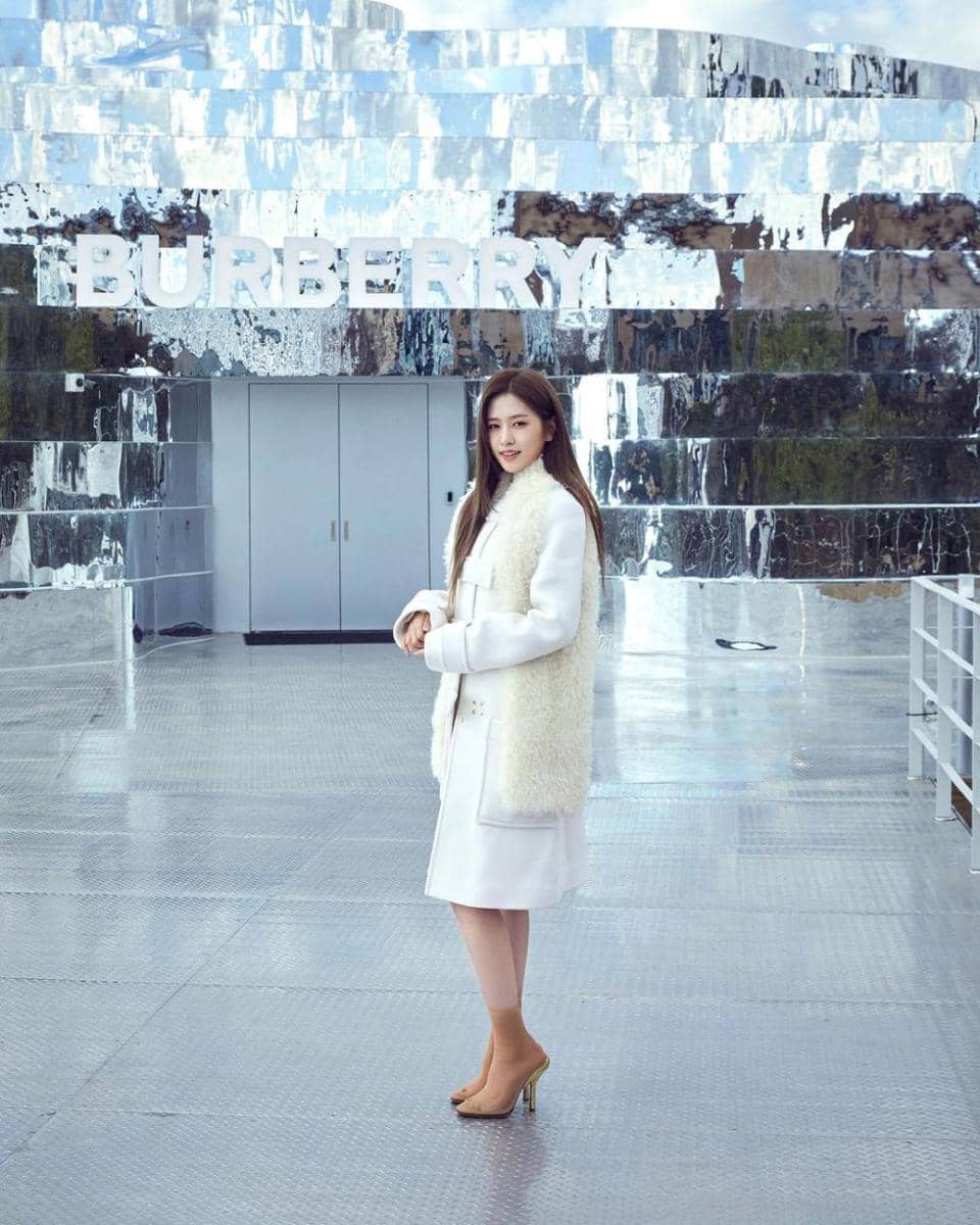 outfit nuansa putih ala Yujin IVE (instagram.com/_yujin_an)