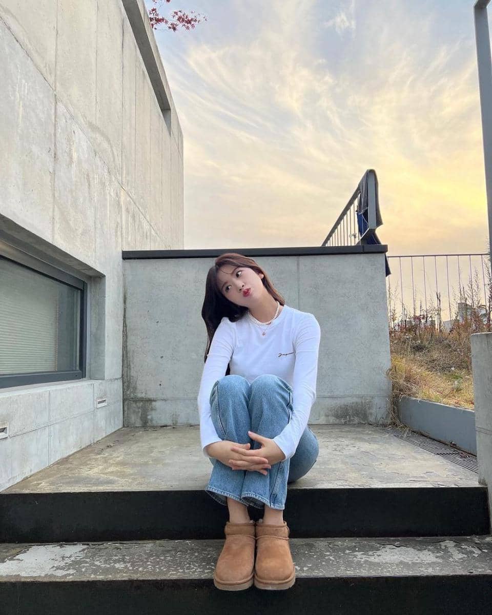 outfit nuansa putih ala Yujin IVE (instagram.com/_yujin_an)