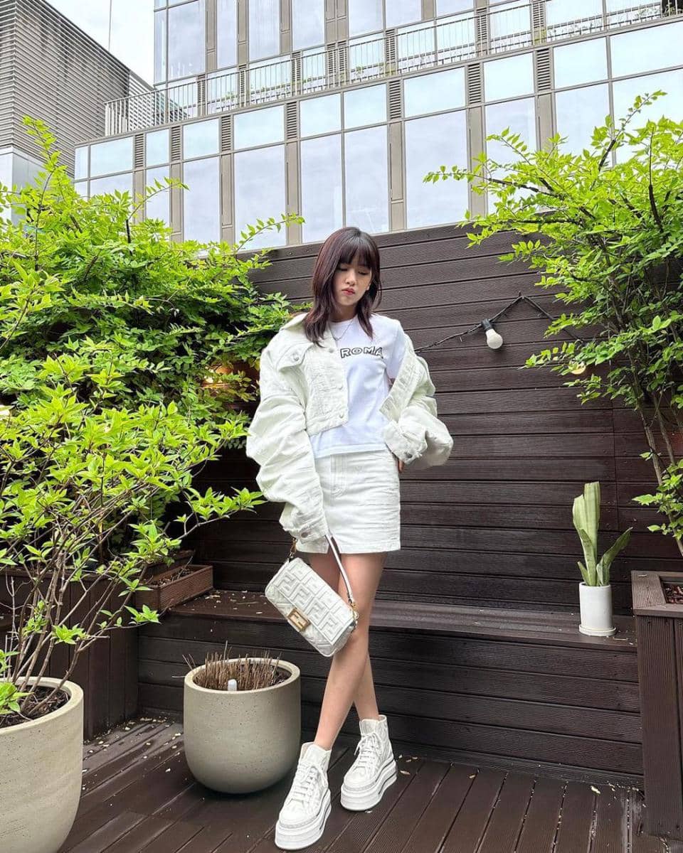 outfit nuansa putih ala Yujin IVE (instagram.com/_yujin_an)