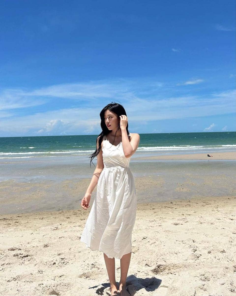 outfit nuansa putih ala Yujin IVE (instagram.com/_yujin_an)
