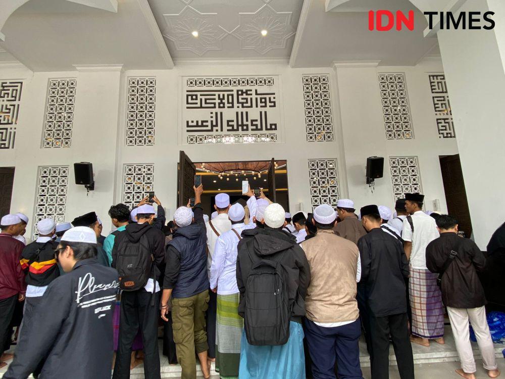 Ribuan Jemaah Iringi Pemakaman Habib Hasan bin Ja'far Assegaf