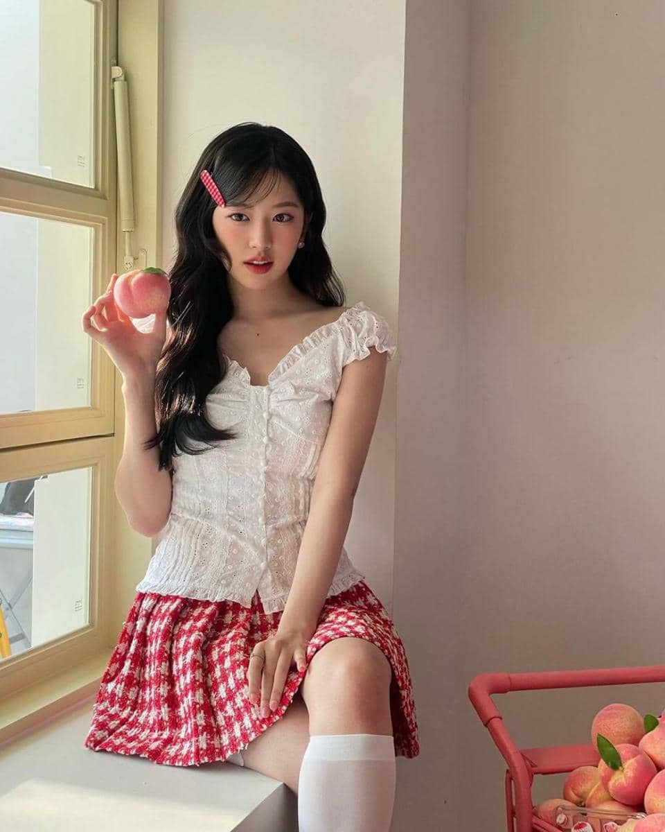 outfit nuansa putih ala Yujin IVE (instagram.com/_yujin_an)