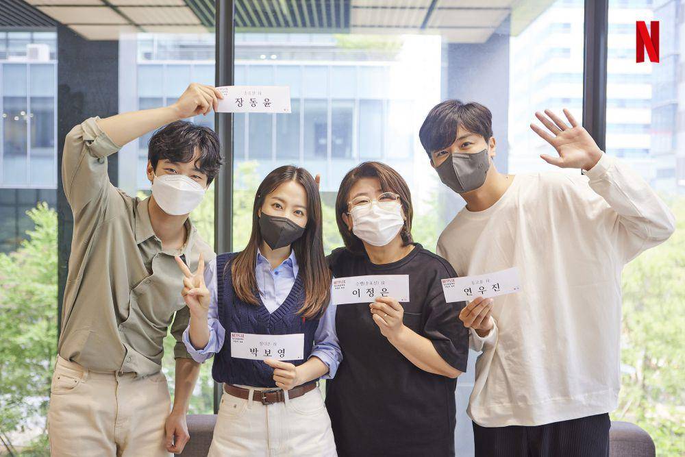 Potret Jang Dong Yoon dan Park Bo Young bersama cast drakor Daily Dose of Sunshine (instagram.com/netflixkr)