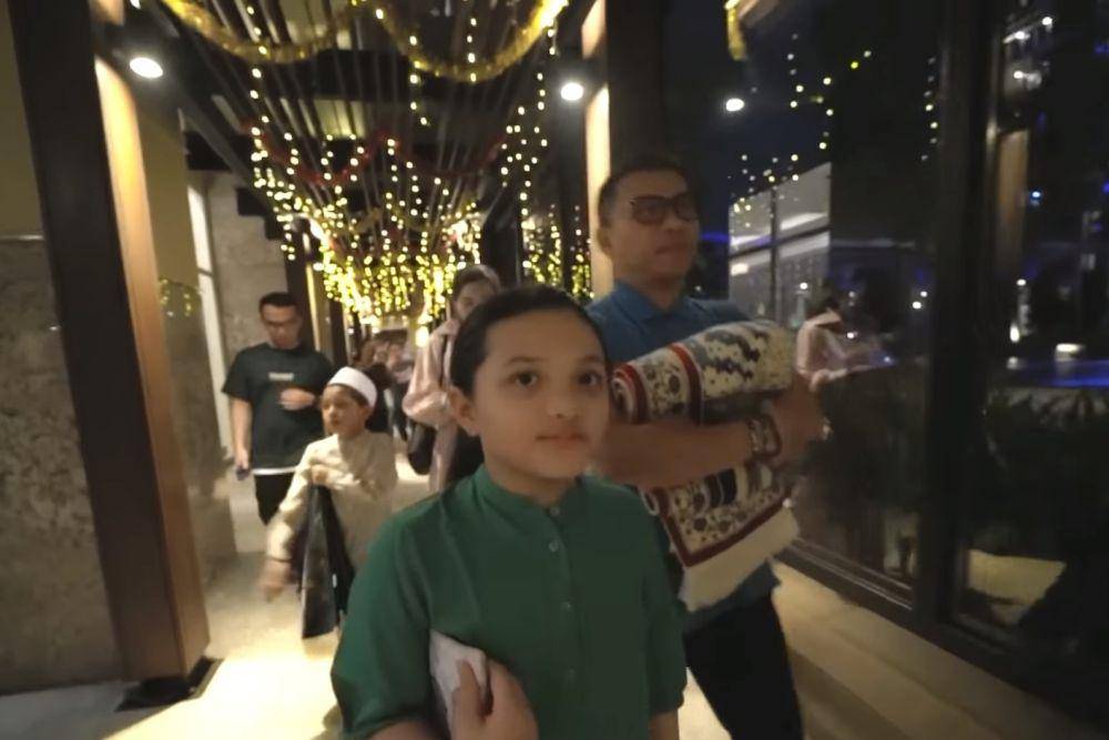 potret salat Tarawih berjamaah Anang-Ashanty dengan The Atta (youtube.com/TheHermansyahA6world)