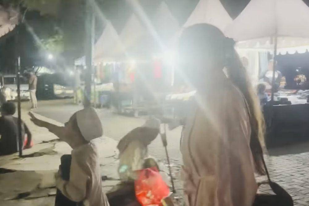 potret salat Tarawih berjamaah Anang-Ashanty dengan The Atta (youtube.com/TheHermansyahA6world)