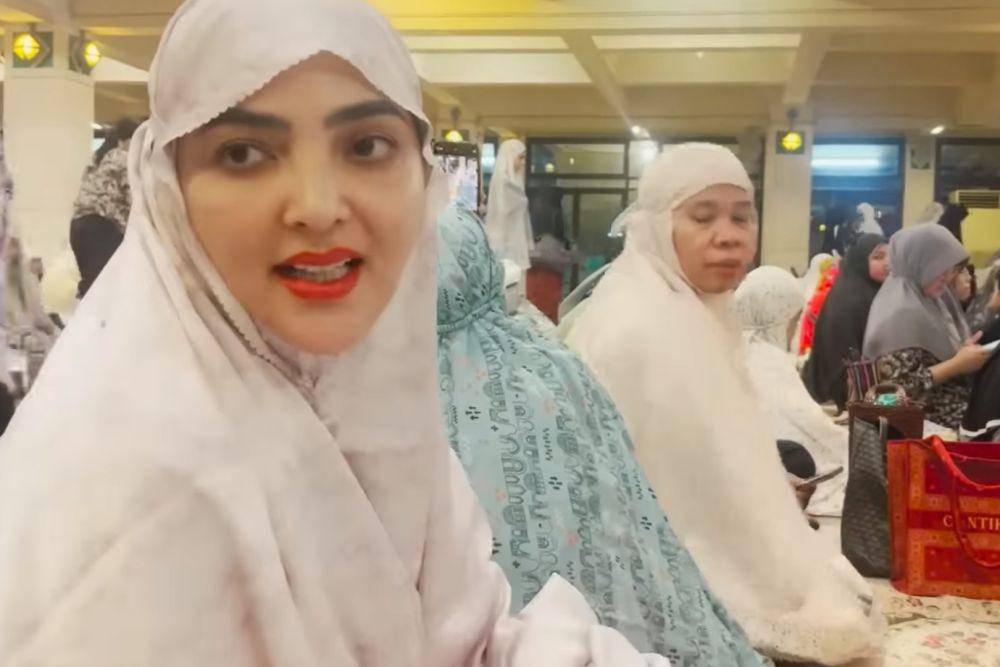 potret salat Tarawih berjamaah Anang-Ashanty dengan The Atta (youtube.com/TheHermansyahA6world)