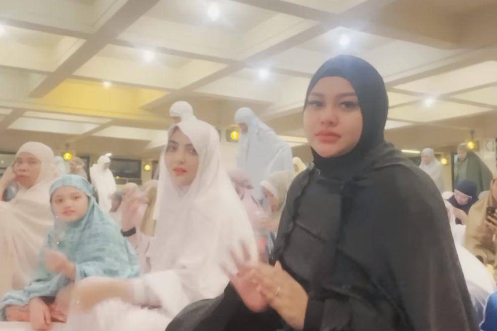 potret salat Tarawih berjamaah Anang-Ashanty dengan The Atta (youtube.com/TheHermansyahA6world)