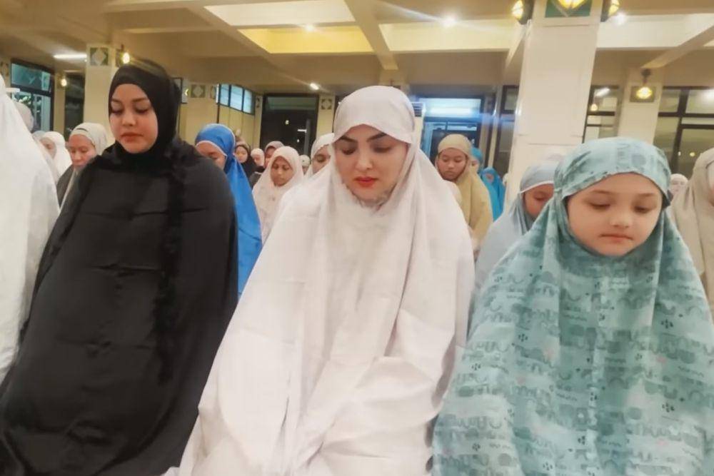 potret salat Tarawih berjamaah Anang-Ashanty dengan The Atta (youtube.com/TheHermansyahA6world)