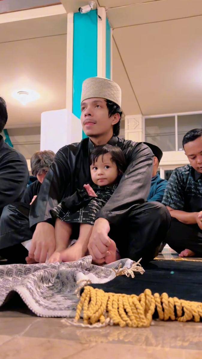 potret salat Tarawih berjamaah Anang-Ashanty dengan The Atta (instagram.com/aurelie.hermansyah)