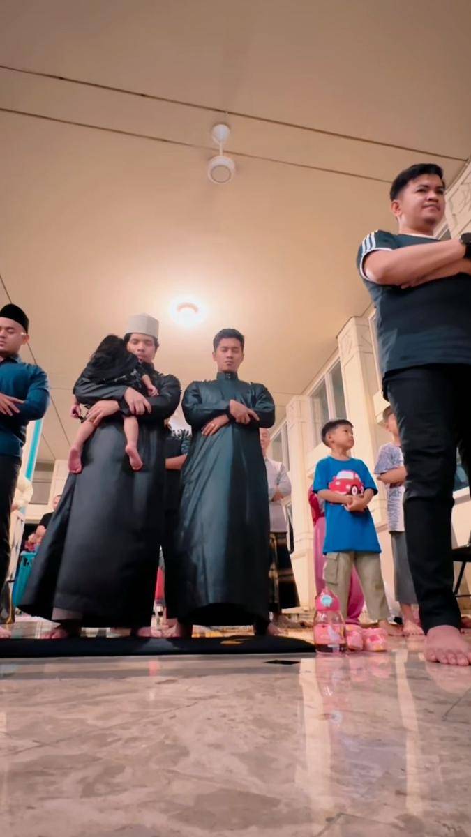 potret salat Tarawih berjamaah Anang-Ashanty dengan The Atta (instagram.com/aurelie.hermansyah)