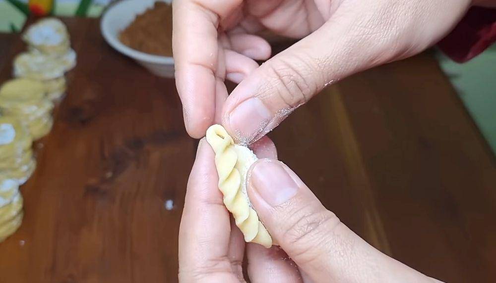 ilustrasi membuat pastel mini isi kacang (youtube.com/Ceceromed Kitchen)