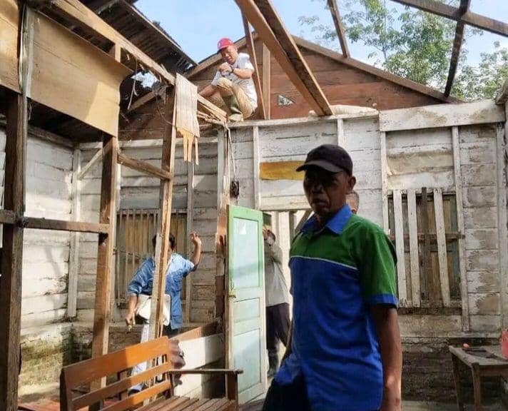 Relawan Peduli Desa saat membantu merenovasi rumah masyarakat Dolok Maraja yang sudah tak layak huni (dok.Relawan Peduli Desa)