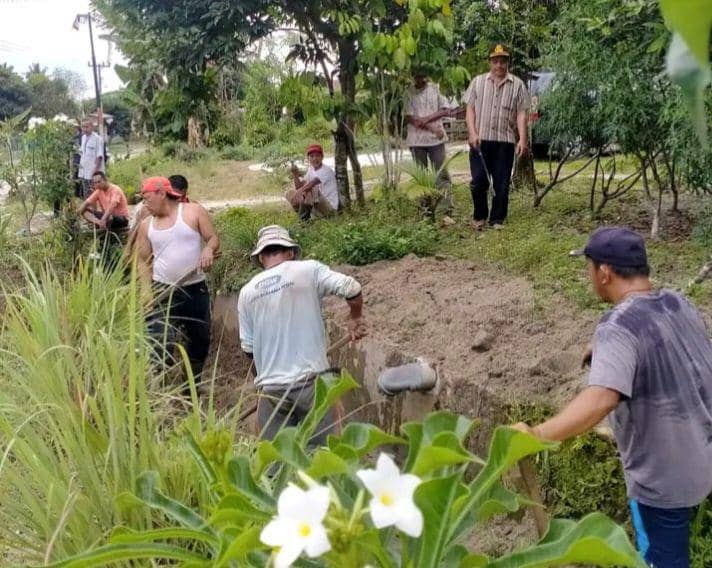 kegiatan RPD saat membersihkan parit (dok.Relawan Peduli Desa)