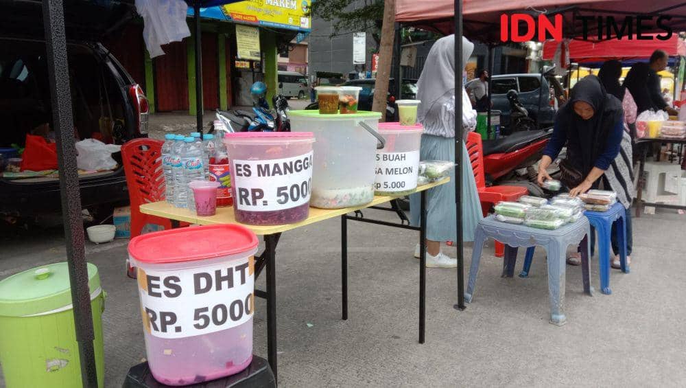 Pedagang takjil berjualan di Jalan Boulevard, Makassar, Kamis (14/3/2024). (IDN Times/Asrhawi Muin)