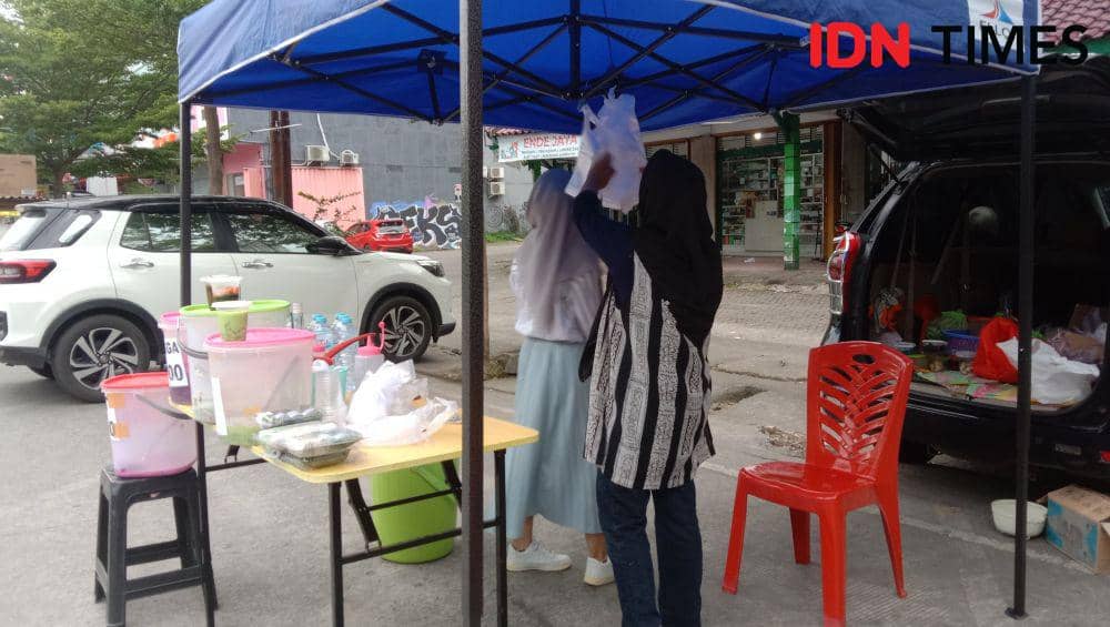 Pedagang takjil berjualan di Jalan Boulevard, Makassar, Kamis (14/3/2024). (IDN Times/Asrhawi Muin)