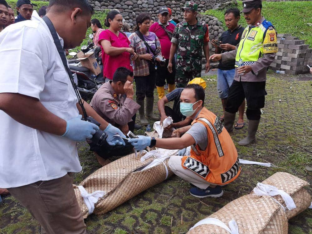 Jenazah dua WNA meninggal setelah tertimpa longsor di Jatiluwih Tabanan berhasil dievakuasi petugas Kamis (14/3/2024) (Dok.IDNTimes/Polsek Penebel)