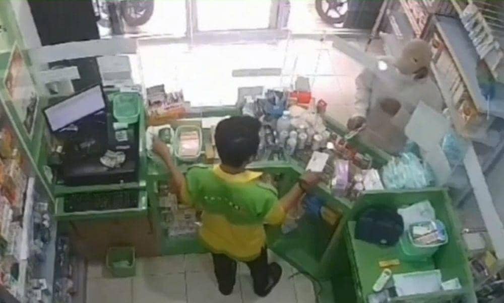 Pelaku perampokan di sebuah apotek di kawasan IB I Palembang (Dok: istimewa)