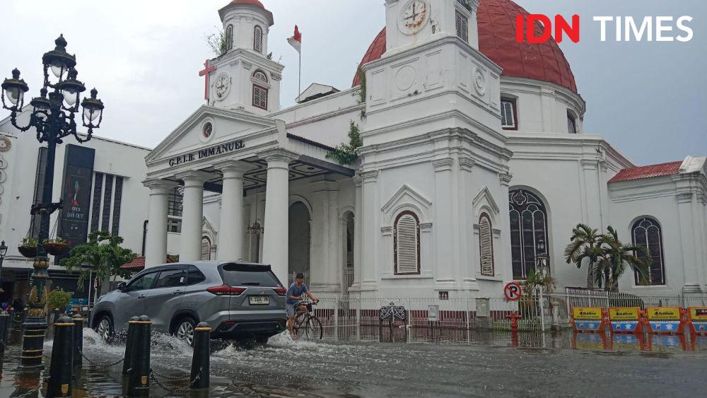 Pengalihan Lalu Lintas Jalan Kaligawe Dampak Banjir Semarang