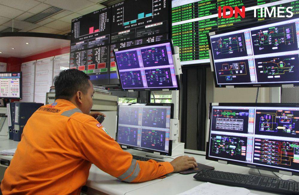 Seorang petugas sedang memonitor sistem kelistrikan melalui layar monitor untuk mengetahui seberapa kuat penyaluran aliran listrik selama banjir di Kota Semarang. (IDN Times/Dok Humas PLTGU Tambaklorok)