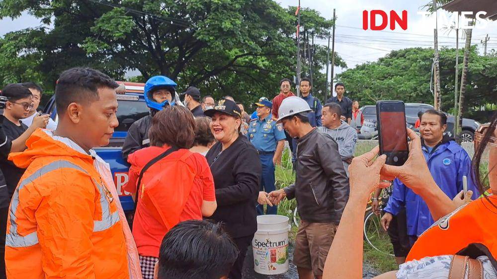 Walikota Semarang Hevearita Gunaryanti Rahayu saat membantu menyalurkan logistik dan mengevakuasi warga Kelurahan Kuningan yang terdampak banjir. (IDN Times/Fariz Fardianto)
