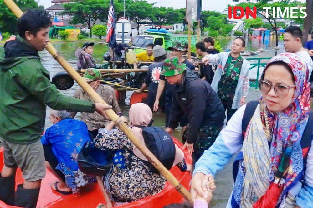 Warga Semarang dievakuasi pakai perahu karet. (IDN Times/Fariz Fardianto)