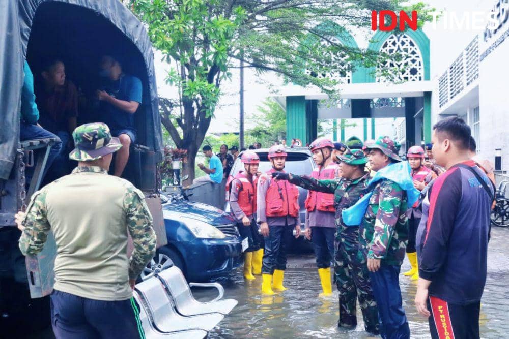 Terjebak Banjir, Babinsa Evakuasi Dokter, Perawat dan Pasien RS Sultan Agung