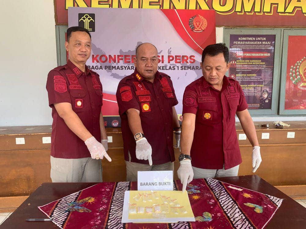Kalapas Kedungpane Usman Madjid dan Kasi Keamanan Afif memperlihatkan sabu yang dibawa N. (IDN Times/Dok Humas Lapas Kedungpane)