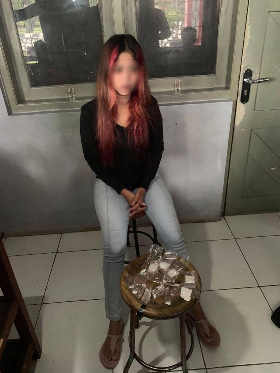 Seorang wanita muda berambut merah inilah yang nekat selundupkan sabu ke Lapas Kedungpane. (IDN Times/Dok Humas Lapas Kedungpane Semarang)