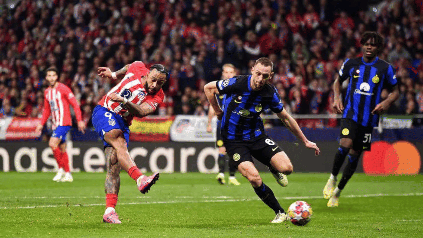 Memphis Depay (kiri) melawan Stefan de Vrij (kanan). (uefa.com)