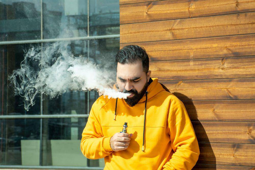 ilustrasi seorang pria nge-vape (unsplash.com/mohamad hajizade)