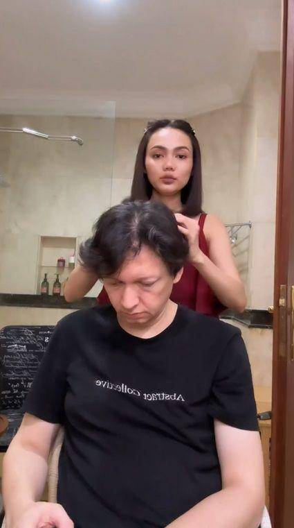 Potret Rina Nose cukur rambut suami (instagram.com/rinanose16)