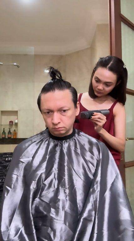 potret Rina Nose cukur rambut suami (instagram.com/rinanose16)