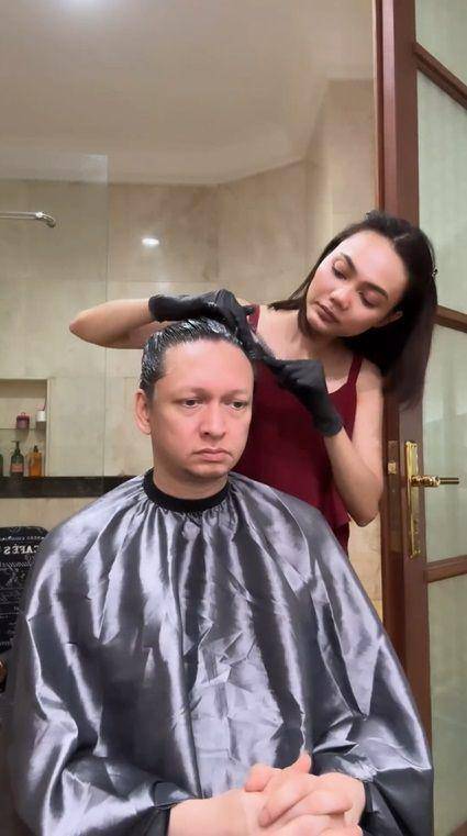 potret Rina Nose cukur rambut suami (instagram.com/rinanose16)