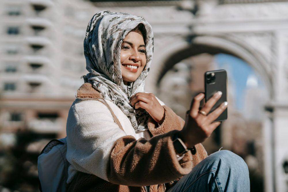 ilustrasi melakukan selfie (pexels.com/Keira Burton)