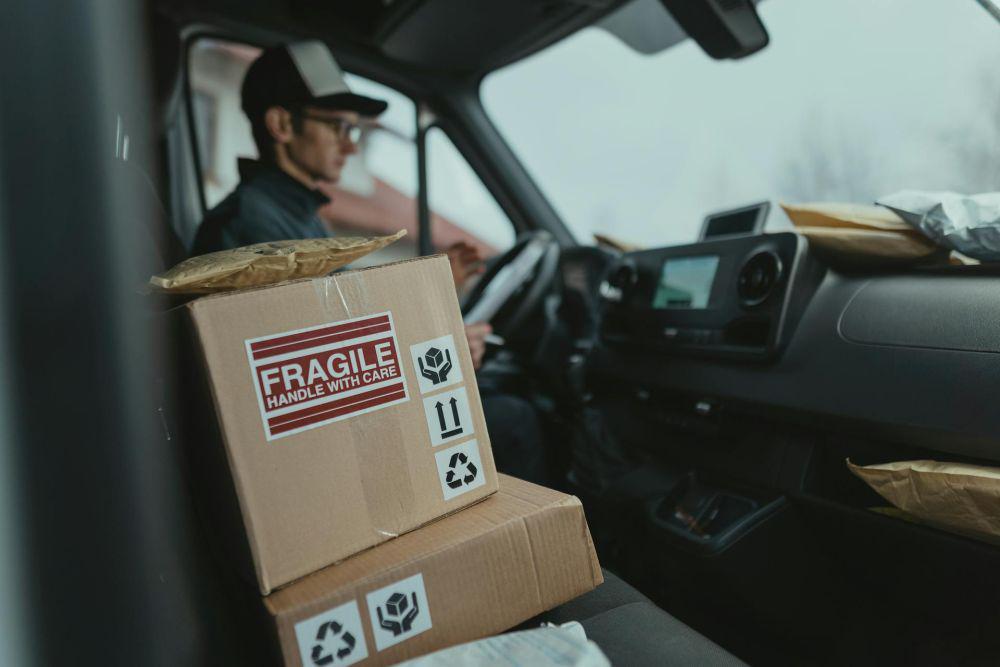 Daftar Gaji Kurir Paket Terbaru 2024, J&T hingga Shopee