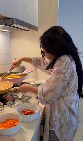 potret Prilly Latuconsina masak untuk buka puasa (instagram.com/prillylatuconsina96)