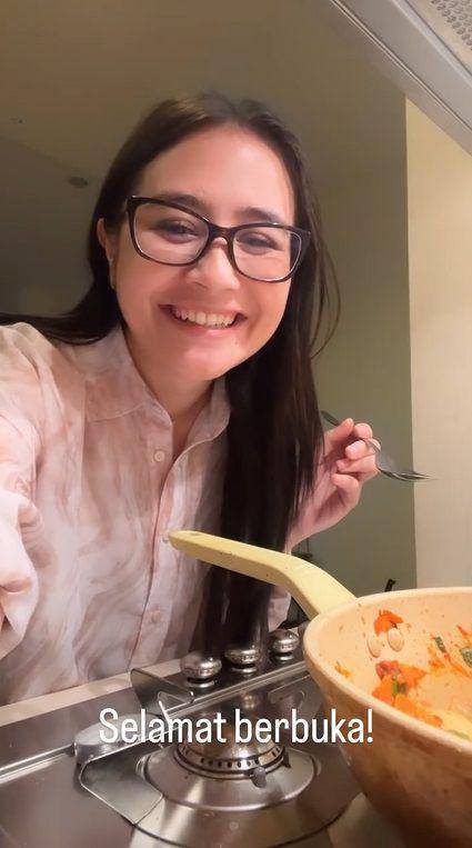 potret Prilly Latuconsina masak untuk buka puasa (instagram.com/prillylatuconsina96)