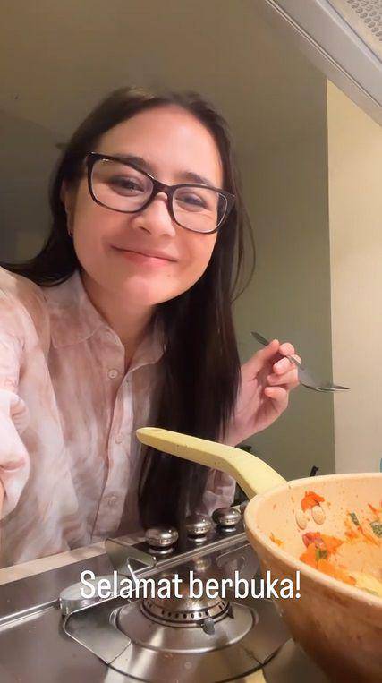 potret Prilly Latuconsina masak untuk buka puasa (instagram.com/prillylatuconsina96)