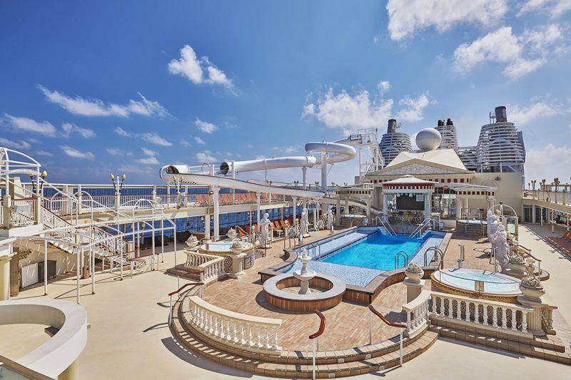 Fasilitas Parthenon Pool di kapal pesiar Resorts World One yang berlabuh di Jakarta, Indonesia dari 16 Juni – 1 Juli 2024. (dok. Istimewa)