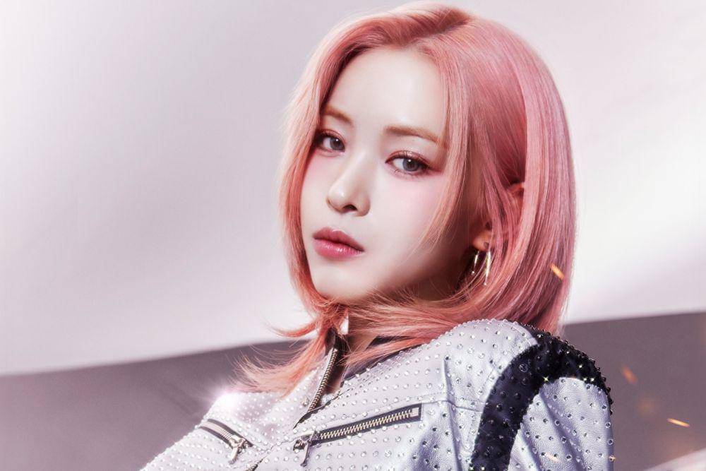 Ryujin ITZY dalam photoshot promosi konser ITZY 2nd Tour Born to Be in Seoul D-3 (twitter.com/ITZYofficial)