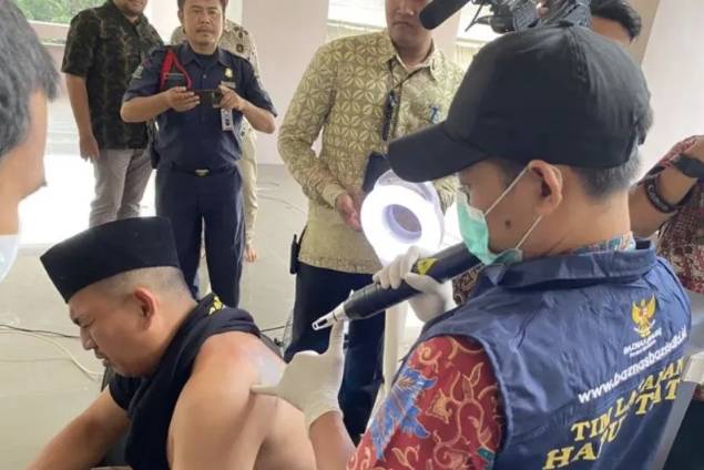 Seorang pria tengah menghapus tato di Masjid Darul Jannah Kantor Wali Kota Jakarta Selatan, Kamis 13 April 2023 (ANTARA/Luthfia Miranda Putri)