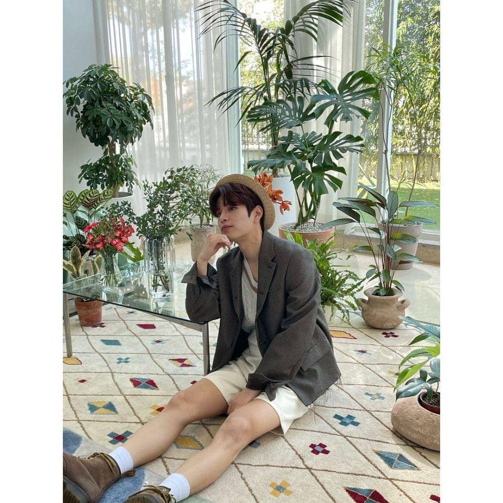 knitwear ala Seungmin Stray Kids (instagram.com/realstraykids)