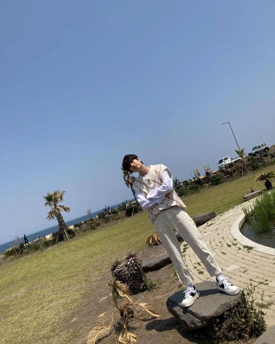 knitwear ala Seungmin Stray Kids (instagram.com/realstraykids)